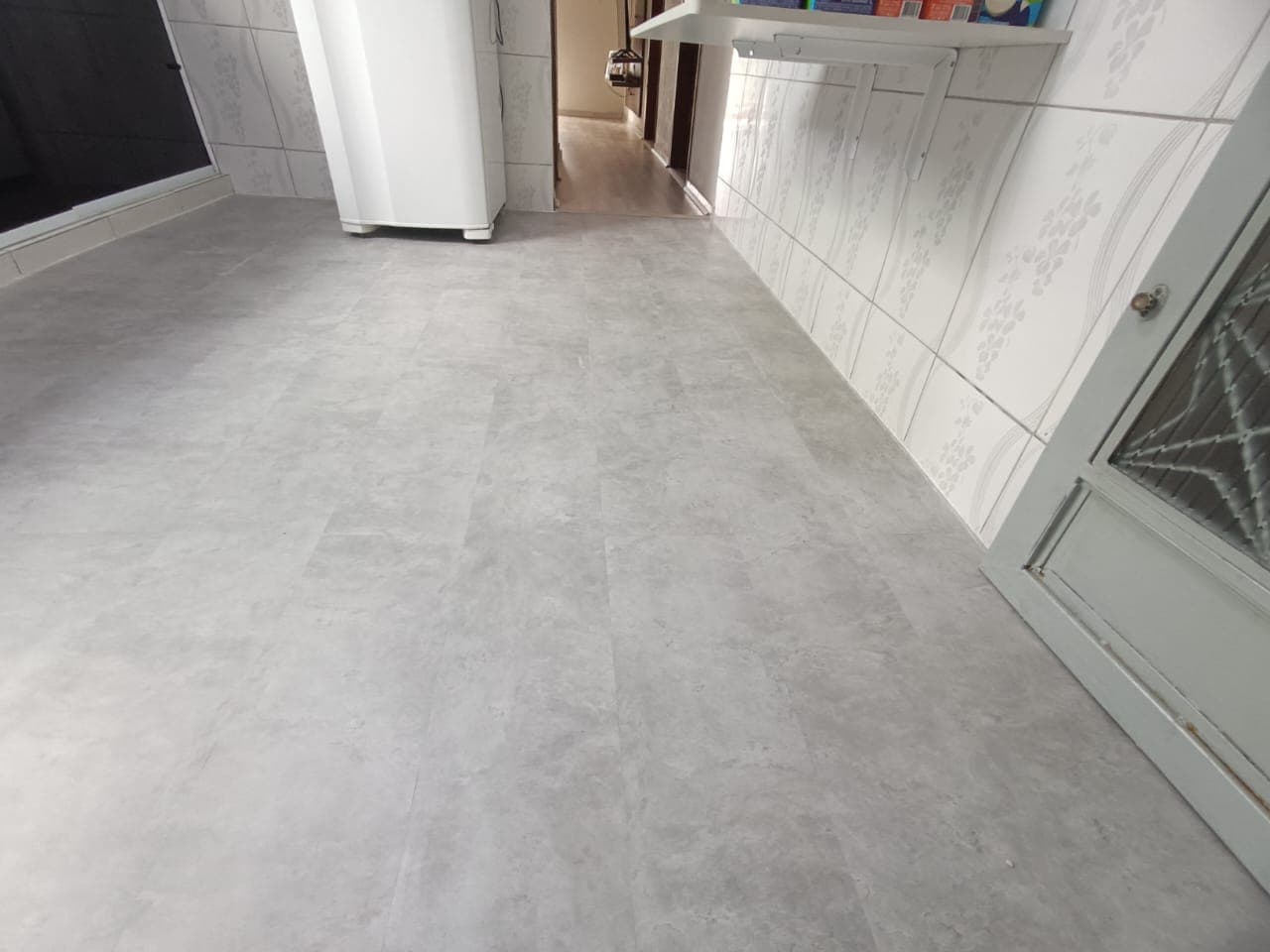 Piso vinílico Vinilforte (cinza) granada